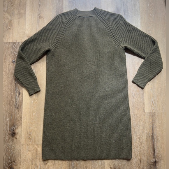Madewell Woman’s V-Neck Sweater in Deep Olive 🫒 🍁🥮🍂 - Picture 8 of 8